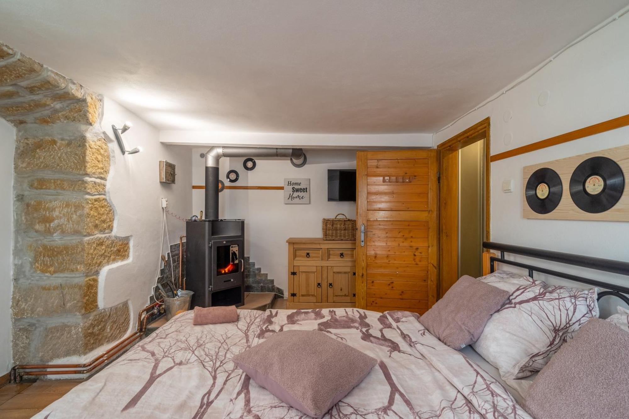 Apartman Karin Rovensko pod Troskami Exteriör bild