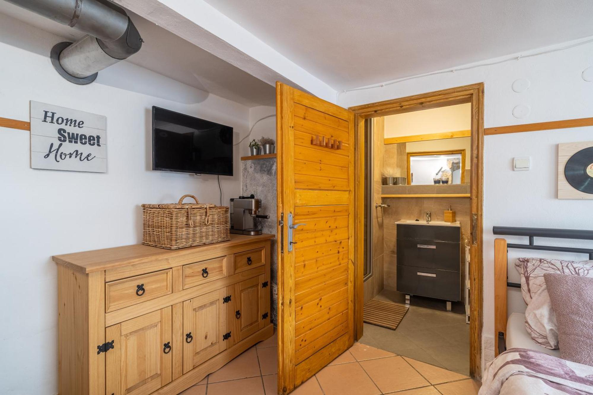 Apartman Karin Rovensko pod Troskami Exteriör bild
