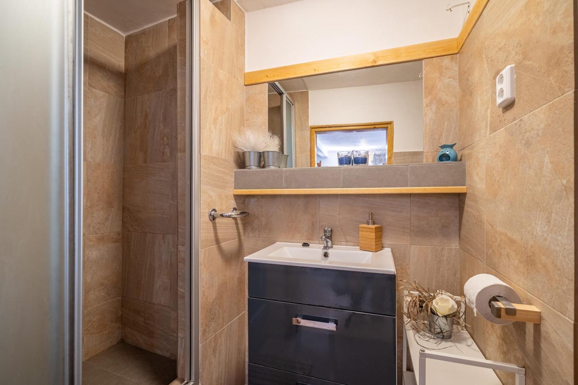 Apartman Karin Rovensko pod Troskami Exteriör bild