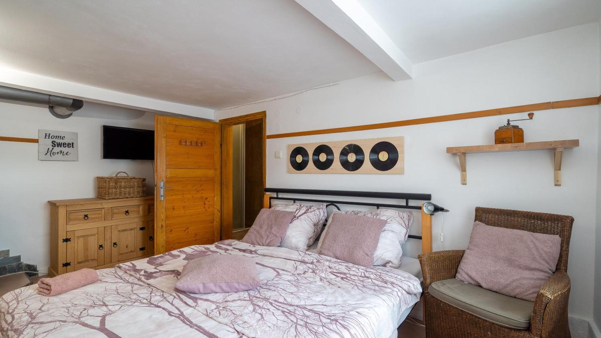 Apartman Karin Rovensko pod Troskami Exteriör bild