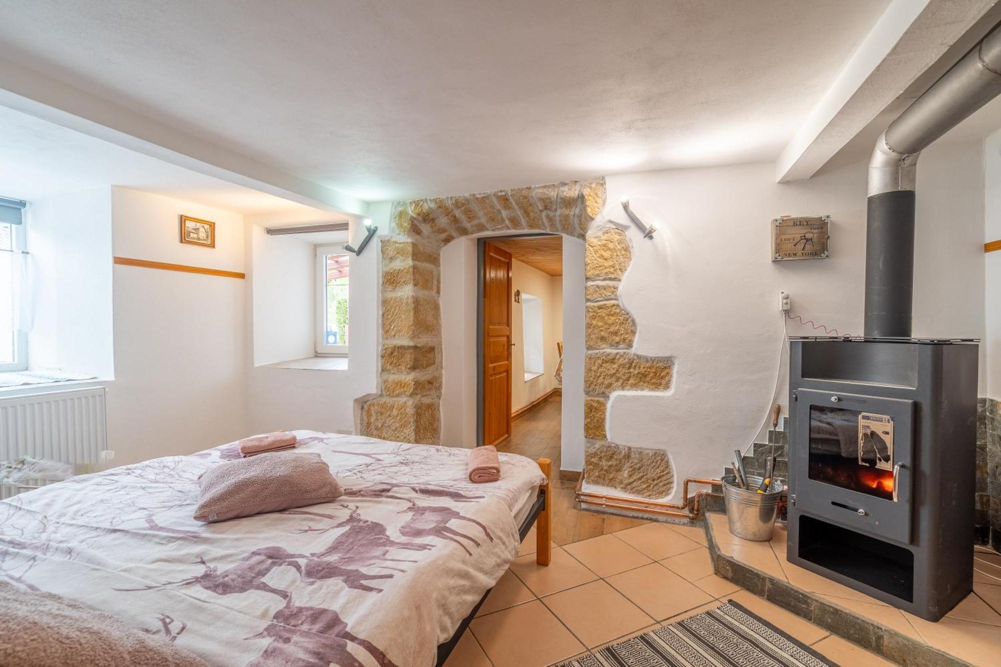 Apartman Karin Rovensko pod Troskami Exteriör bild