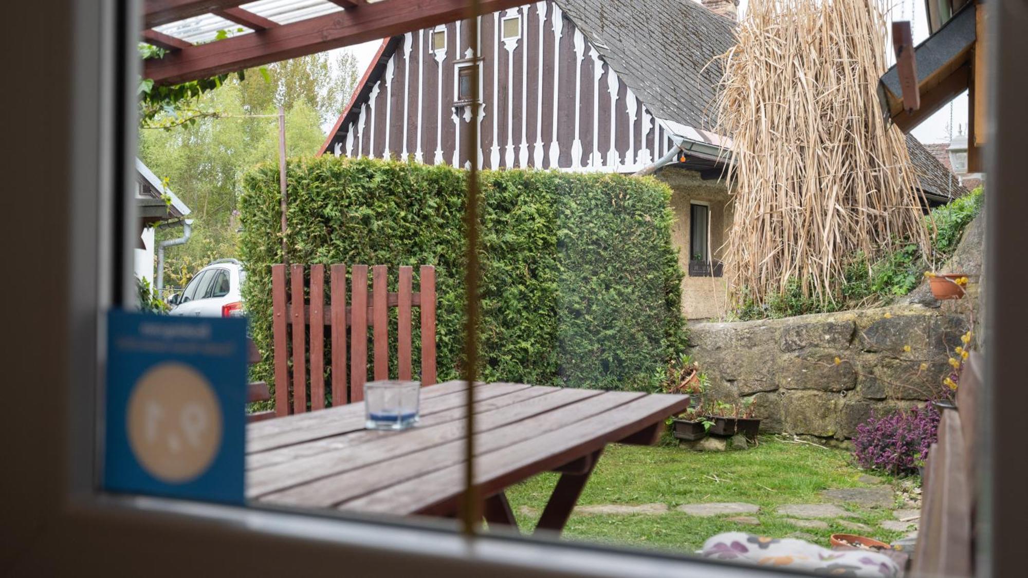 Apartman Karin Rovensko pod Troskami Exteriör bild